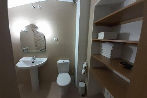 uma casa de banho com um WC branco e um lavatório. em Casa Arangol em Pedruel