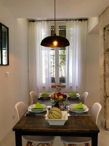 - une table à manger avec des fruits dans l'établissement Le 26, à Nîmes