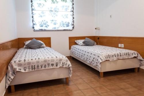 - 2 lits dans une chambre avec fenêtre dans l'établissement Apartment Pakostane (3475-2), à Pakoštane