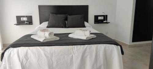 - une chambre avec un lit et 2 serviettes dans l'établissement El Enclave, à Chulilla