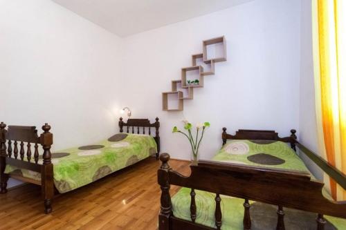 2 Einzelbetten in einem Zimmer mit in der Unterkunft Holiday house in Pakoštane with sea view, terrace, air conditioning, Wi-Fi (3475-1) in Pakoštane