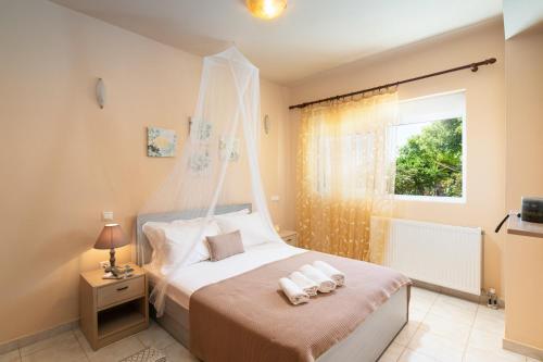 sypialnia z łóżkiem z dwoma ręcznikami w obiekcie Liogerma Resorts w mieście Sitia