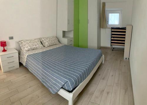 una camera con letto e piumone blu di Garda Home a Peschiera del Garda