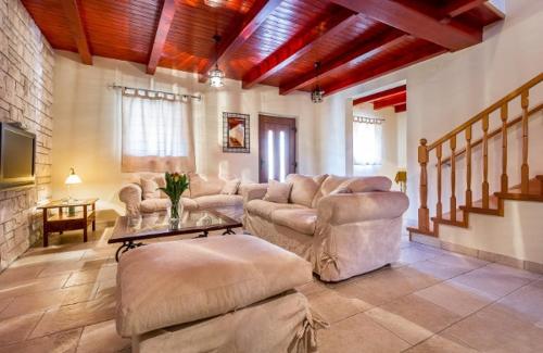 Country Villa (3642) – Photos 2