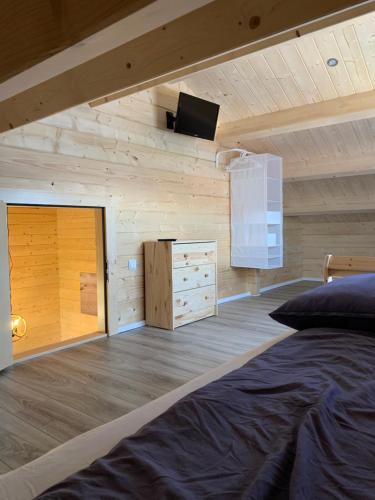 um quarto com uma cama e um tecto de madeira em mySeenland em Senftenberg