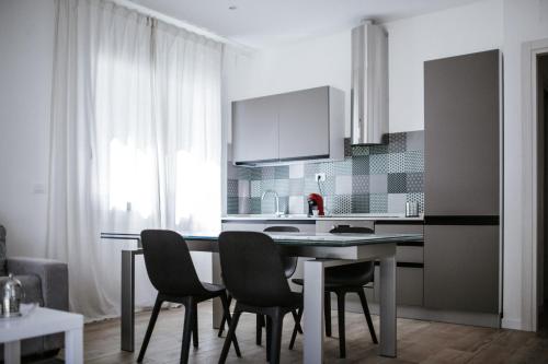 - une cuisine avec une table et des chaises dans la chambre dans l'établissement L'Anfora Residence, à Roseto degli Abruzzi