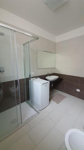 La salle de bains est pourvue d'une douche, de toilettes et d'un lavabo. dans l'établissement Isola Blu Luxury Apartment, à Lido di Jesolo