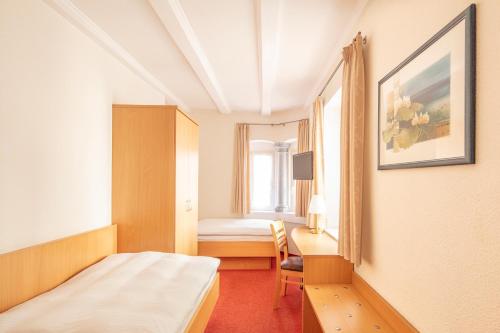 ein Hotelzimmer mit einem Bett und einem Fenster in der Unterkunft Hotel Centgraf in Buergstadt