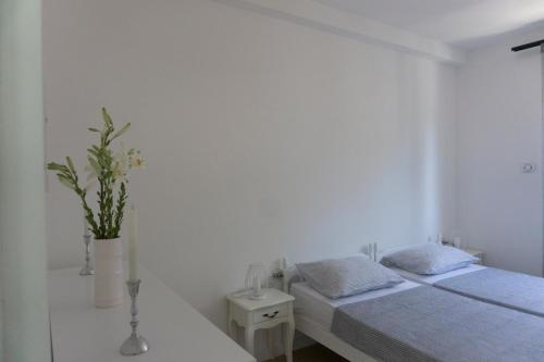 En eller flere senge i et værelse på APARTMAN AURORA
