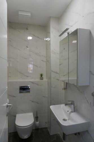 Ett badrum på APARTMAN AURORA