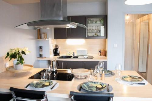 - une cuisine avec une table, des chaises et un évier dans l'établissement LA PEPITE D'ANNECY - hyper centre & au calme & balcon, à Annecy