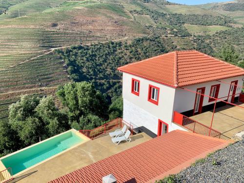 uma villa com uma piscina e uma casa em Terraços do Távora em Tabuaço