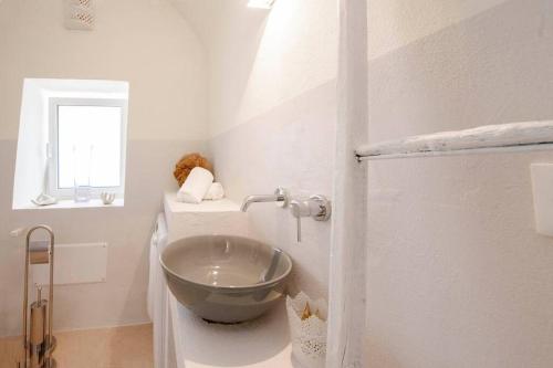 baño con lavabo en la esquina en Villa Saracena, en Ostuni