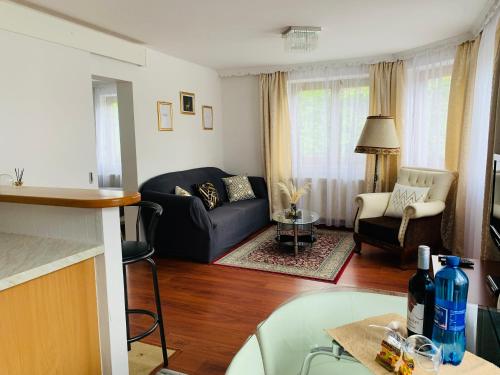 ein Wohnzimmer mit einem Sofa und einem Tisch in der Unterkunft MaHome Apartments in Lofer