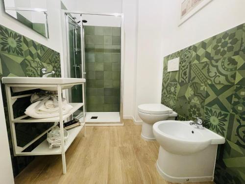 W łazience znajduje się umywalka, toaleta i prysznic. w obiekcie Casa Mole w Turynie
