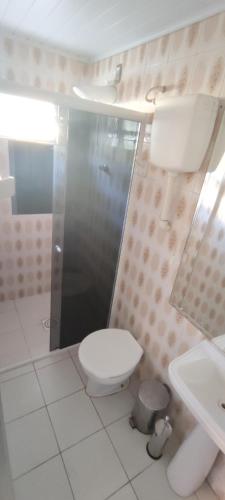 a bathroom with a toilet and a sink at Res Diego Marcelo Dk3 - Piscina, Sinuca, Churrasqueira, Garagem ITAPEMA in Itapema
