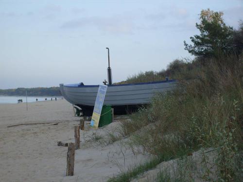 ein Boot auf dem Sand am Strand in der Unterkunft Zinnowitz Haus Isabella Wohnung 8 W8IZ in Zinnowitz