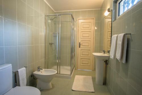 Un baño con ducha, inodoro y lavabo. en Villa in Esposende, en Esposende