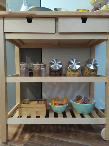 un estante con tazones de comida. en Barão Guesthouse, en Vouzela