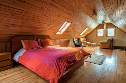 Un dormitorio con una cama grande en una habitación de madera. en Villa in Esposende, en Esposende