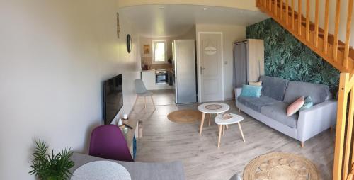 un salon avec un canapé et une table dans l'établissement Moments de détente., à Carsan