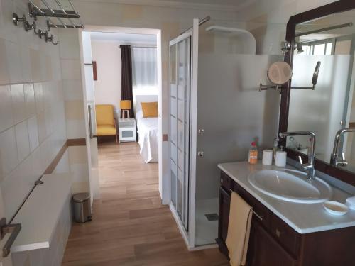 W łazience znajduje się umywalka i lustro. w obiekcie Berg & Zon w mieście Gandía