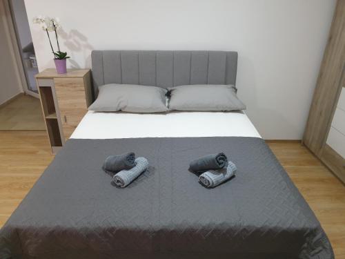 En eller flere senge i et værelse på Apartment & Olive oil Valuma