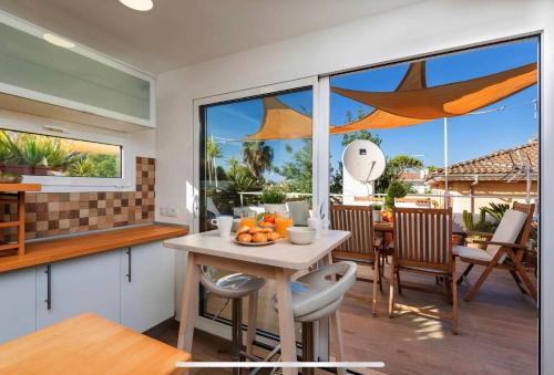 een keuken en eetkamer met een tafel met sinaasappels erop bij Beach Inn Deluxe Apartment in Alcudia