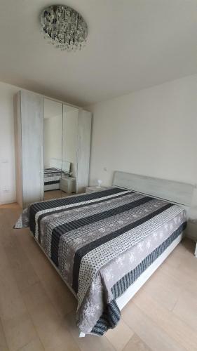 - une chambre avec un grand lit dans l'établissement Isola Blu Luxury Apartment, à Lido di Jesolo
