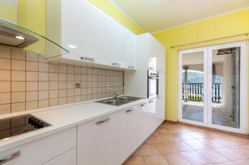Kuchyň nebo kuchyňský kout v ubytování Apartments Villa Maja