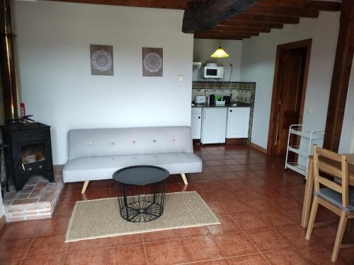 ein Wohnzimmer mit einem weißen Sofa und einem Tisch in der Unterkunft El Mirador de Sorribes in Sevares