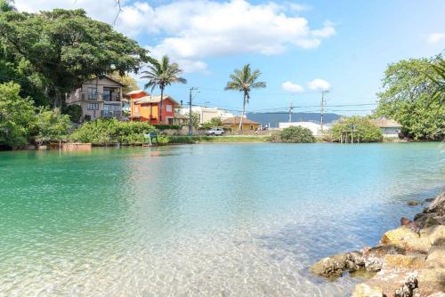 una masa de agua con casas y palmeras en Pousada Quinta da Margem, en Florianópolis