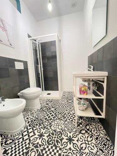 łazienka z toaletą i umywalką w obiekcie Casa Reale w Turynie