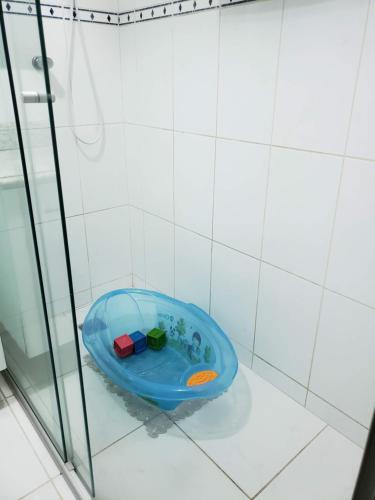 La salle de bains est pourvue d'une baignoire et d'une douche. dans l'établissement Ideal para família e grupos, local nota 10 e Wi-fi top!, à Brasilia