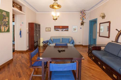 un soggiorno con tavolo e divano di Appartamento a Rapallo a 100 mt dalla spiaggia a Rapallo
