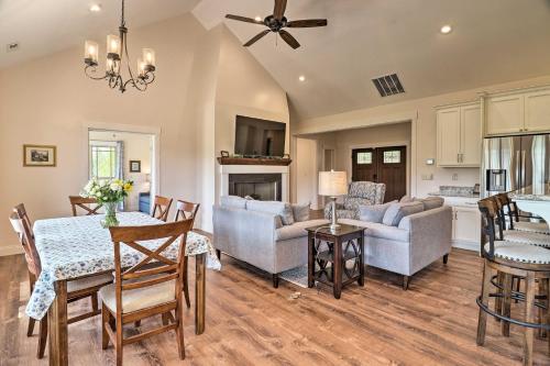 Gallery image of Mountain Refuge with View, 12 Mi to Asheville! in Candler