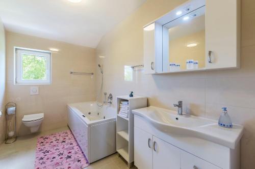 Koupelna v ubytování Villa Ana