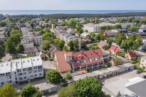 une vue aérienne sur une ville avec des bâtiments dans l'établissement Viešbutis Prie Fontano, à Palanga