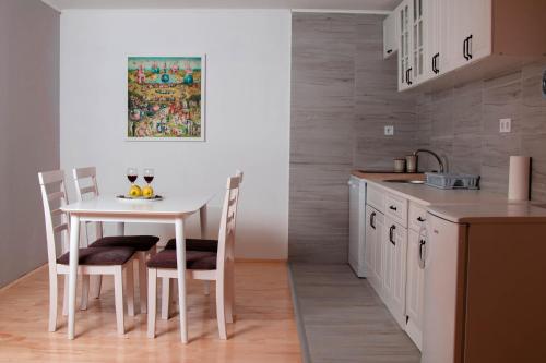 une cuisine avec une table et des chaises dans l'établissement Apartments Marta, à Žabljak