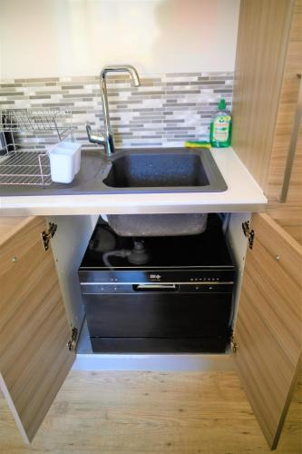 Il comprend une cuisine équipée d'un évier et d'une cuisinière. dans l'établissement Gare - Polygone Scientifique - Palais de Justice, à Grenoble