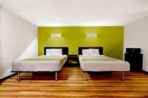 Motel 6 Indianapolis, IN tesisinde bir odada yatak veya yataklar