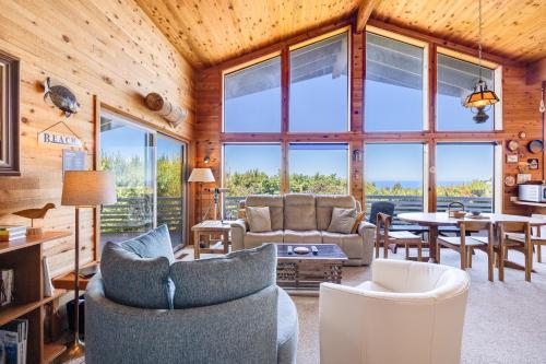 a living room with a lot of windows at Arthur's Court in Oceanside