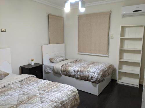 Un pat sau paturi într-o cameră la Nasr city villa