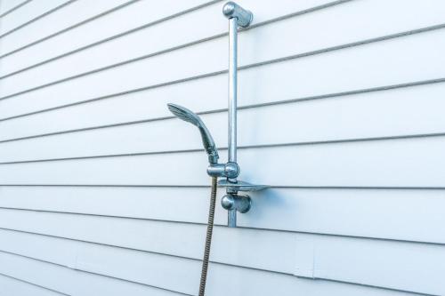 un tuyau raccordé à une maison dans l'établissement Ti Cottage - Stay Waiheke, à Oneroa