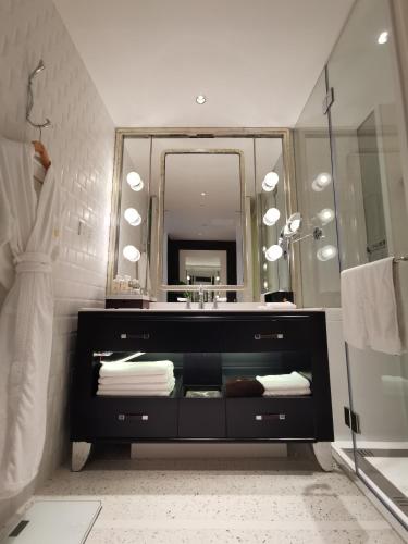 a bathroom with a sink and a mirror at Jinling Resort Nanjing in Nanjing