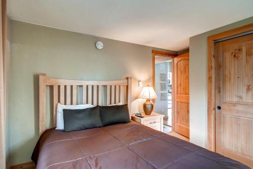 Postel nebo postele na pokoji v ubytování Four O'Clock Lodge
