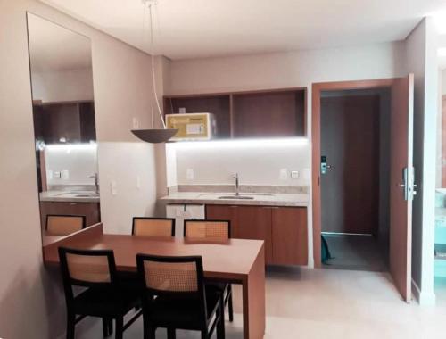 eine Küche mit einem Tisch, Stühlen und einem Waschbecken in der Unterkunft Salinas Exclusive Resort in Salinópolis