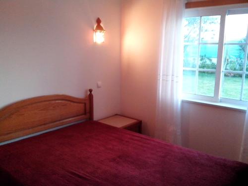 1 dormitorio con cama y ventana en Albufeira 2 bedroom apt en Albufeira