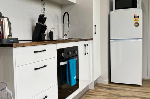 Una cocina o zona de cocina en Tiny House in Belconnen 1BR Self Contained Complete Home Filtration as seen on The Block Phillip Island Wine