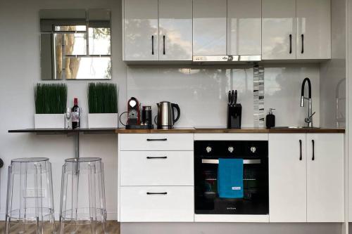 Una cocina o zona de cocina en Tiny House in Belconnen 1BR Self Contained Complete Home Filtration as seen on The Block Phillip Island Wine